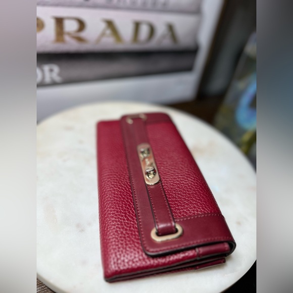 COACH Swagger Black Cherry Red
Wallet in Pebble Leather - Picture 8 of 9